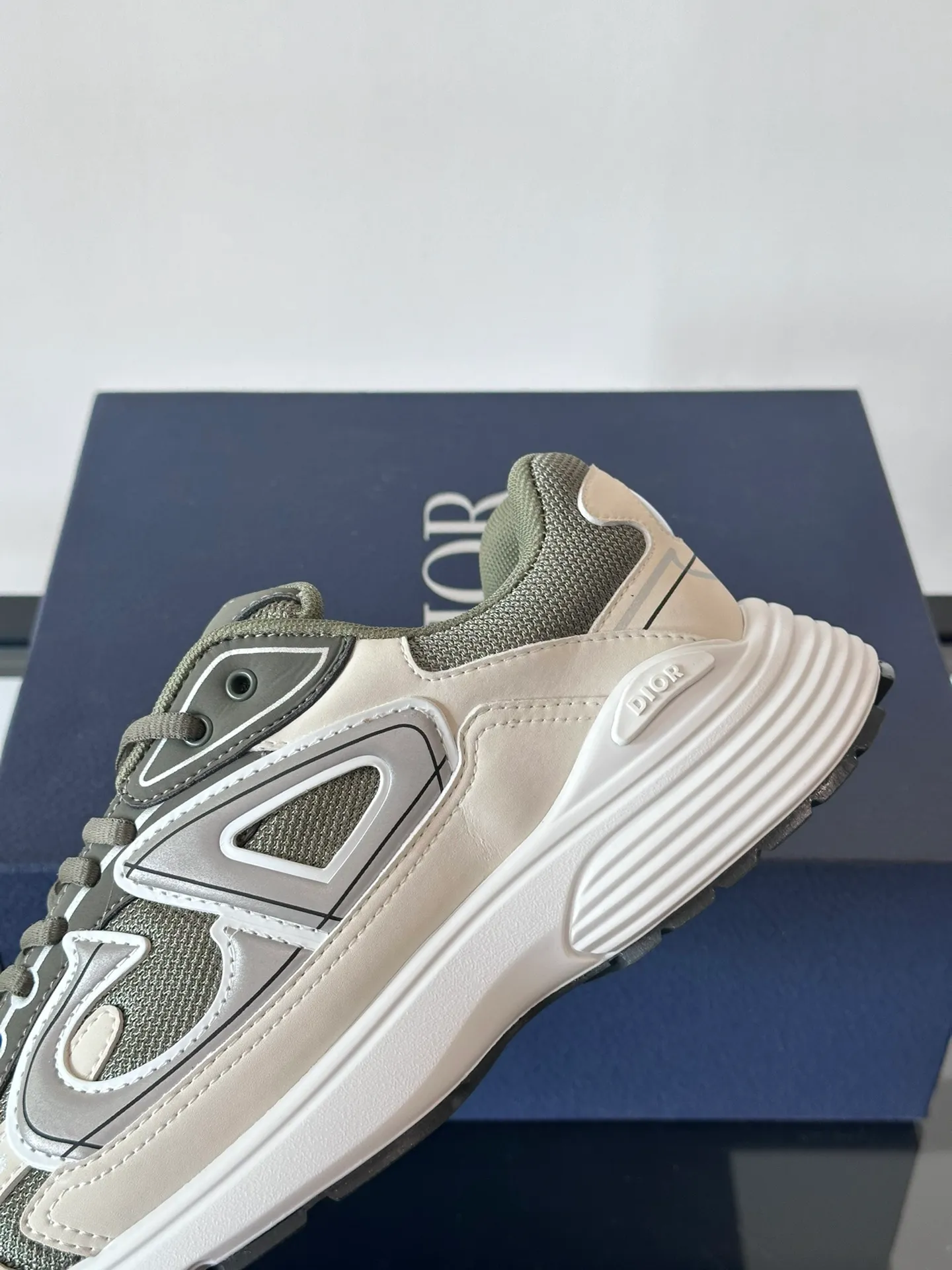 Men's Men's Shoes 💰p440 "Dio*" Dior B30 series sports shoes, multi-color mesh fabric and multi-color technical fabrics, this season's new B30 low-top sports shoes are one of the flagship styles of the series. Crafted from multicolor mesh and technical fabrics, it's finished with a reflective "CD30" graphic and silver-toned "DIOR B30" and "CD30" logos on the heel and tongue. An extra-light, sculpted rubber sole with signature accents adds style, while internal stretch details create ideal comfort. It can be matched with various casual styles to show a fashionable and modern sports style. Size: 38-44 (45-46 customized)